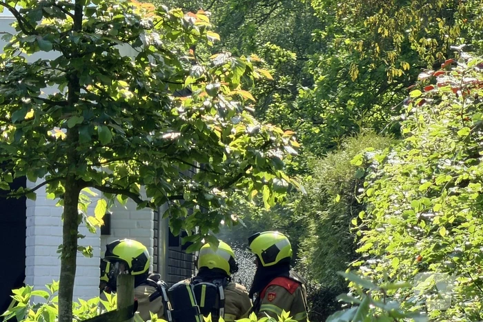 Buitenbrand in heg snel geblust