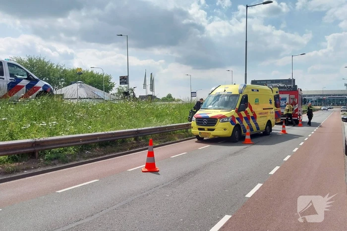 Rolstoelbestuurder rijdt van talud af