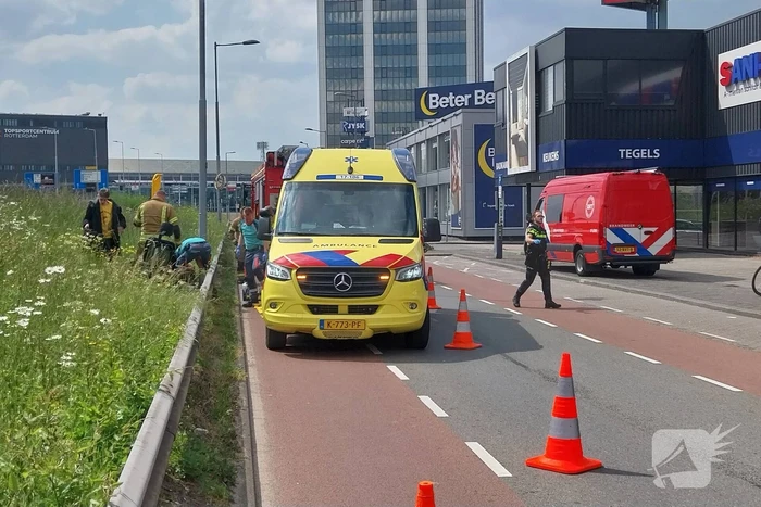 Rolstoelbestuurder rijdt van talud af