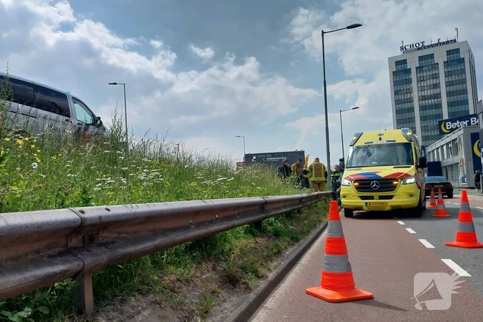 Rolstoelbestuurder rijdt van talud af
