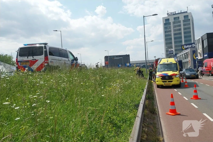 Rolstoelbestuurder rijdt van talud af