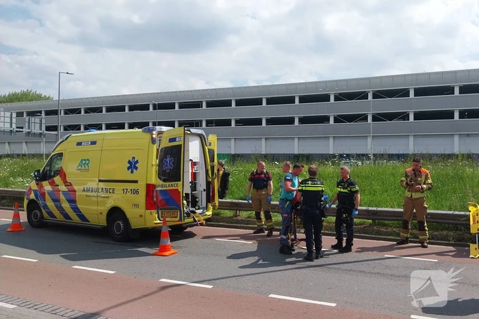 Rolstoelbestuurder rijdt van talud af