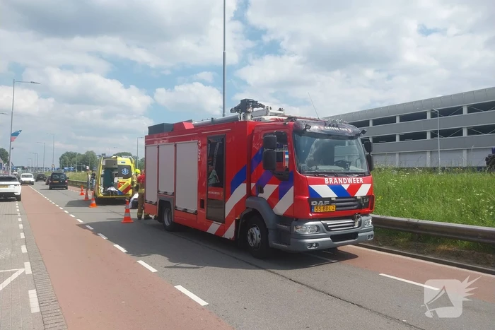 Rolstoelbestuurder rijdt van talud af