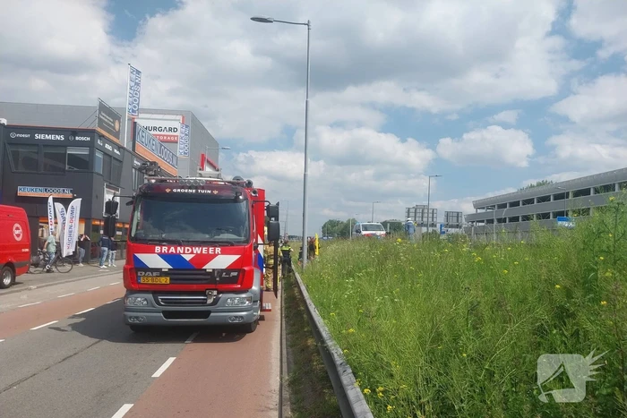 Rolstoelbestuurder rijdt van talud af