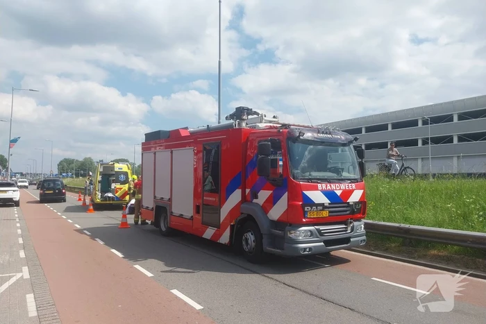 Rolstoelbestuurder rijdt van talud af