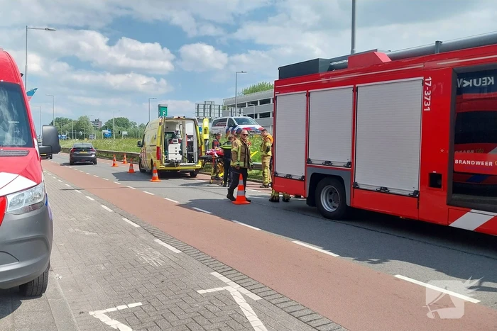 Rolstoelbestuurder rijdt van talud af