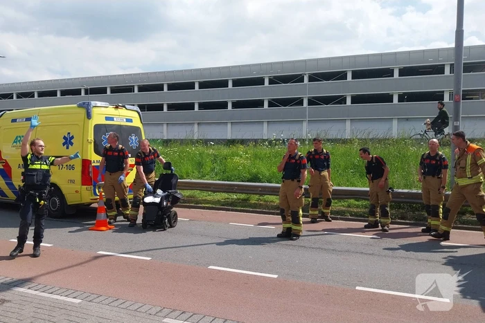 Rolstoelbestuurder rijdt van talud af