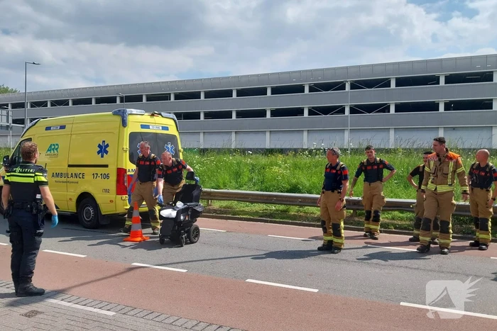 Rolstoelbestuurder rijdt van talud af