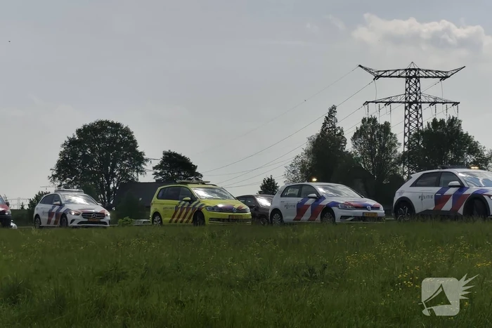 Auto belandt op zijkant in sloot naast snelweg