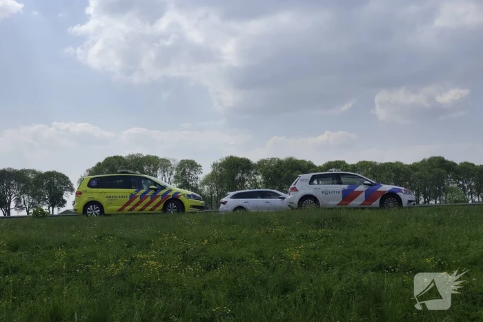 Auto belandt op zijkant in sloot naast snelweg
