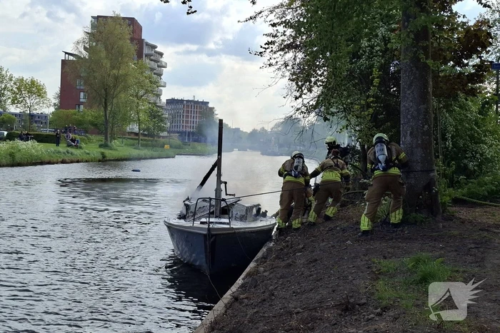 Brandweer blust felle brand op kleine zeilboot