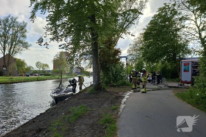 Brandweer blust felle brand op kleine zeilboot