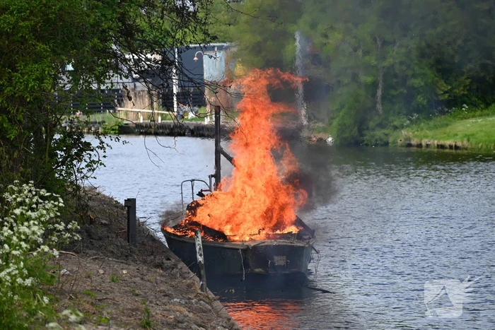Brandweer blust felle brand op kleine zeilboot