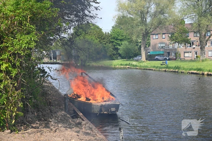 Brandweer blust felle brand op kleine zeilboot