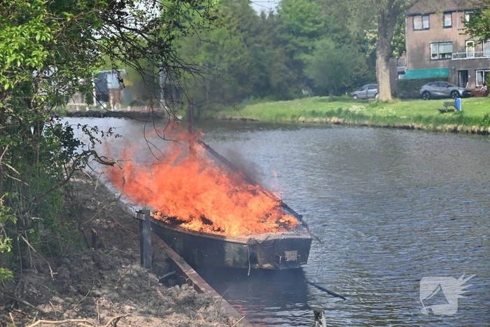 Brandweer blust felle brand op kleine zeilboot