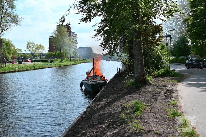 Brandweer blust felle brand op kleine zeilboot