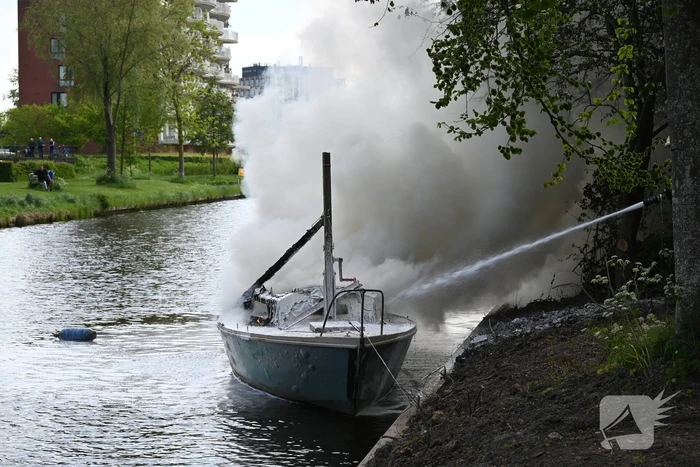 Brandweer blust felle brand op kleine zeilboot