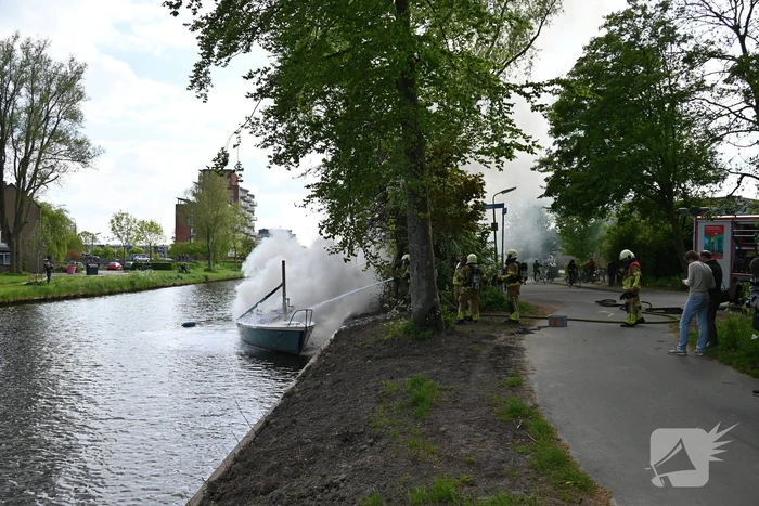 Brandweer blust felle brand op kleine zeilboot
