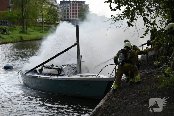 Brandweer blust felle brand op kleine zeilboot
