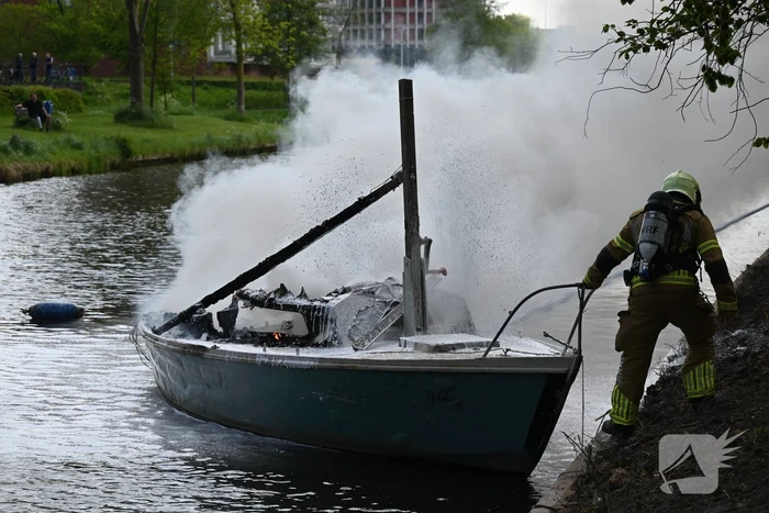 Brandweer blust felle brand op kleine zeilboot