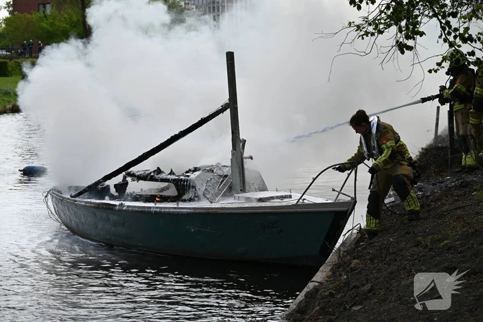 Brandweer blust felle brand op kleine zeilboot
