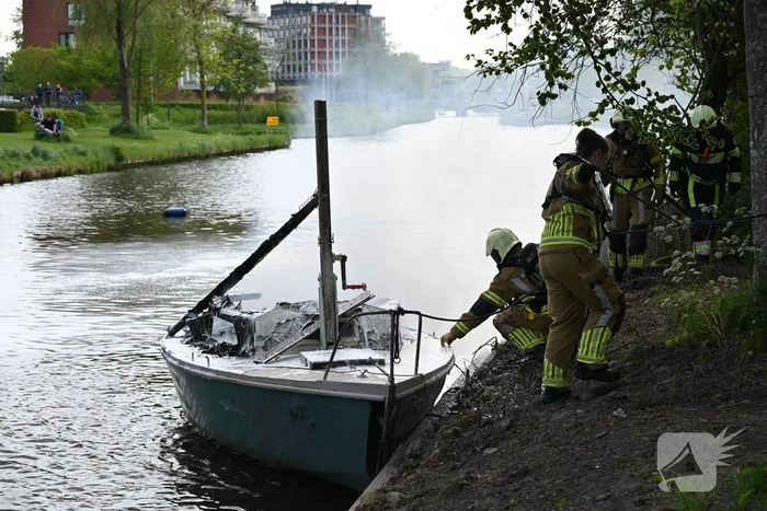 Brandweer blust felle brand op kleine zeilboot