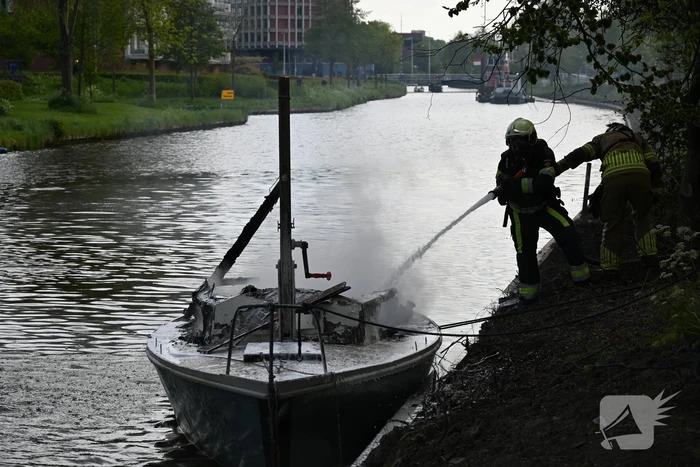 Brandweer blust felle brand op kleine zeilboot