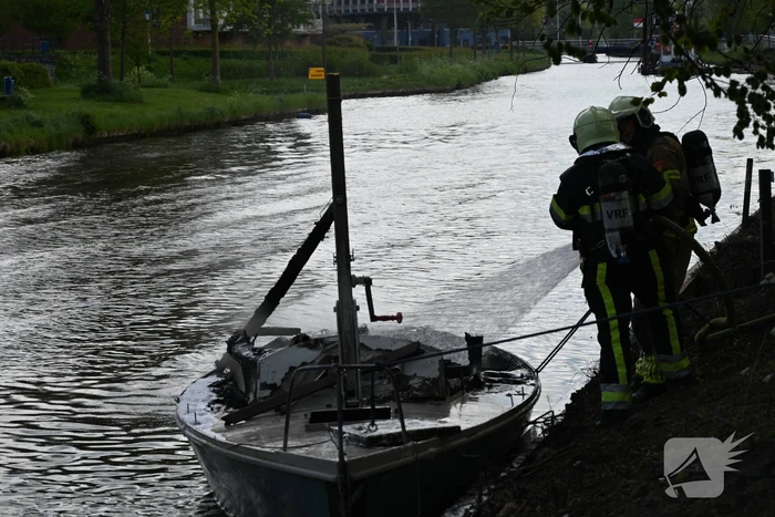Brandweer blust felle brand op kleine zeilboot