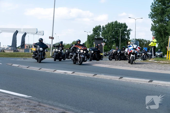 Politie, Mobiele Eenheid en provincie aanwezig bij rouwstoet motorclub