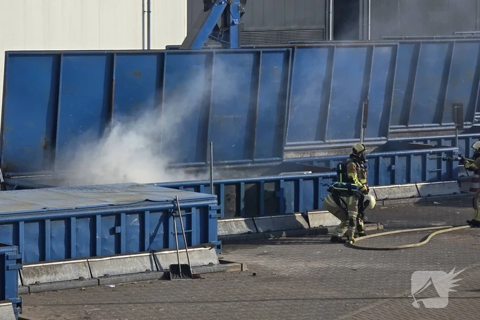 Containerbrand bij recyclingstation