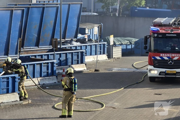 Containerbrand bij recyclingstation