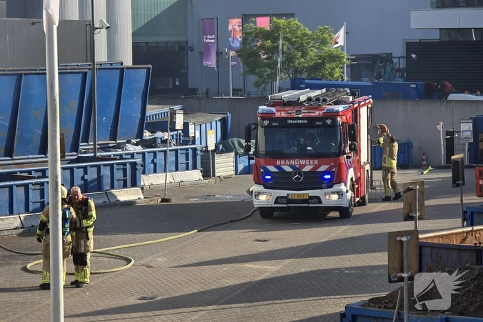 Containerbrand bij recyclingstation