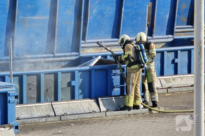Containerbrand bij recyclingstation