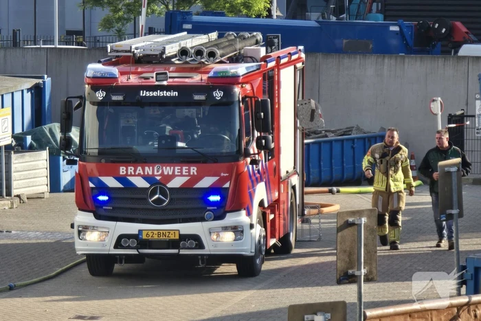 Containerbrand bij recyclingstation