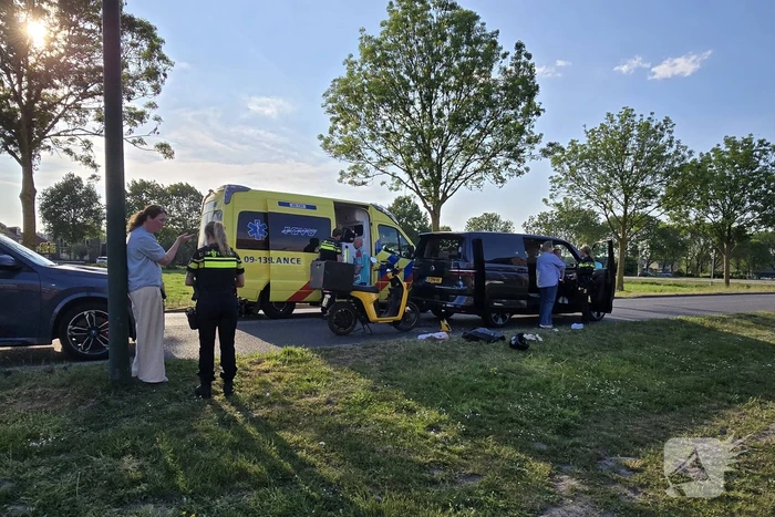 Scooterrijder botst achterop bestelbus