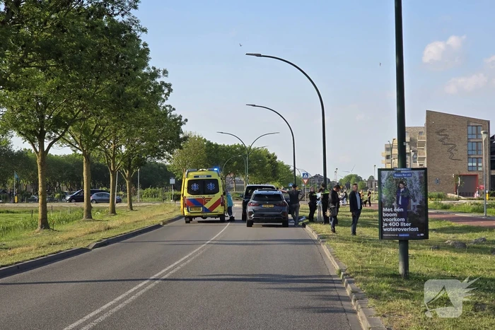 Scooterrijder botst achterop bestelbus