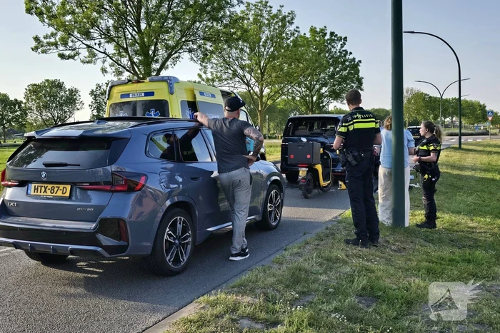Scooterrijder botst achterop bestelbus