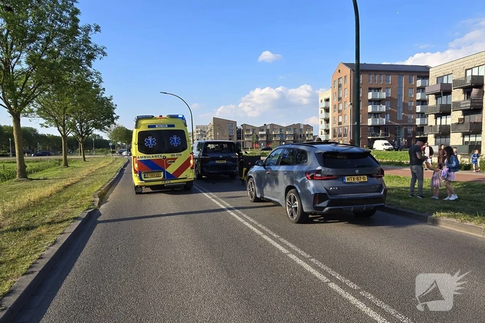 Scooterrijder botst achterop bestelbus