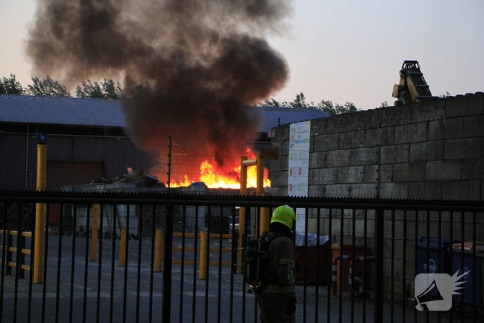 Industriebrand bij bedrijfspand opgeschaald naar middelbrand