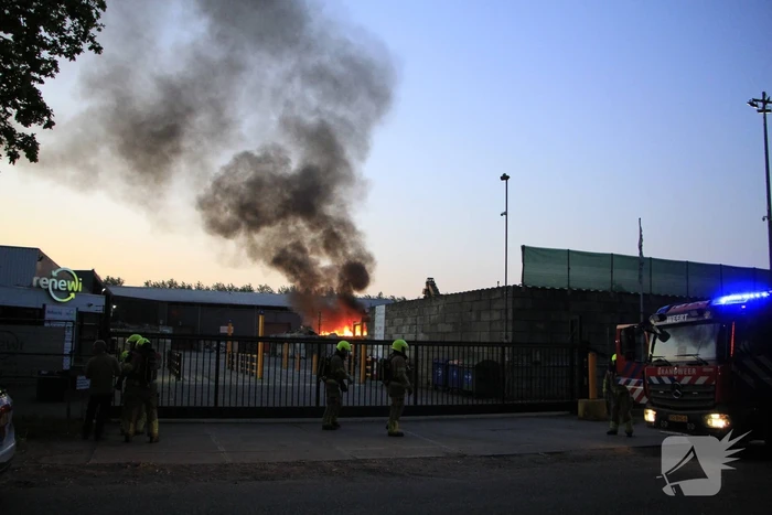 Industriebrand bij bedrijfspand opgeschaald naar middelbrand