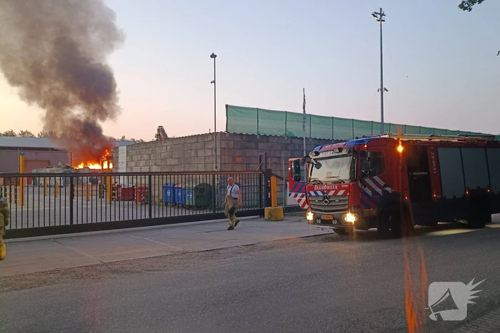 Industriebrand bij bedrijfspand opgeschaald naar middelbrand