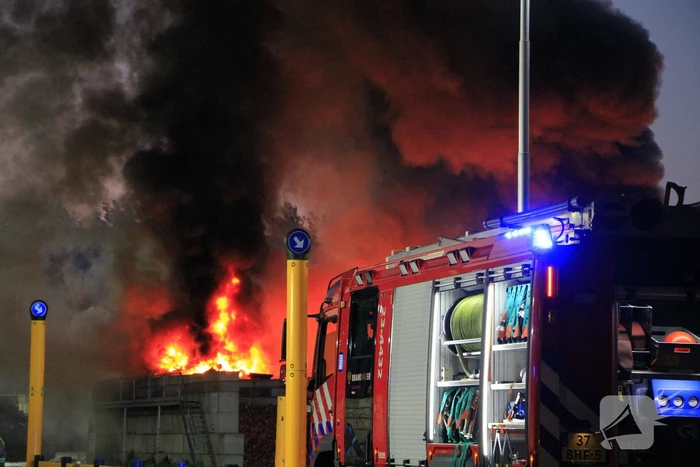 Industriebrand bij bedrijfspand opgeschaald naar middelbrand
