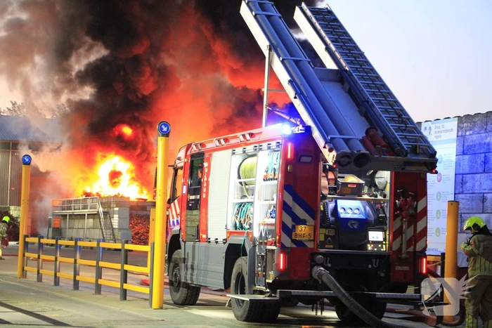 Industriebrand bij bedrijfspand opgeschaald naar middelbrand