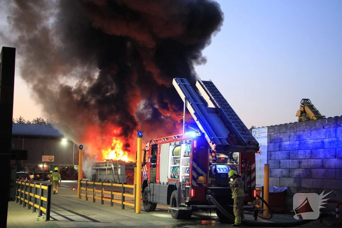Industriebrand bij bedrijfspand opgeschaald naar middelbrand