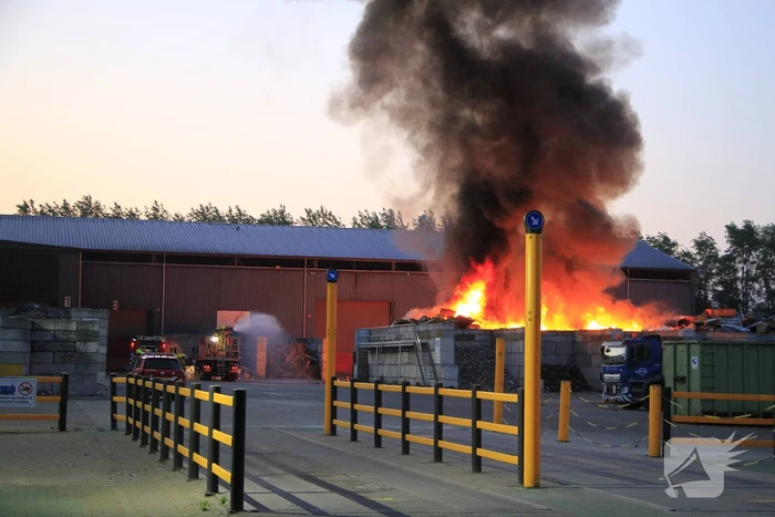 Industriebrand bij bedrijfspand opgeschaald naar middelbrand
