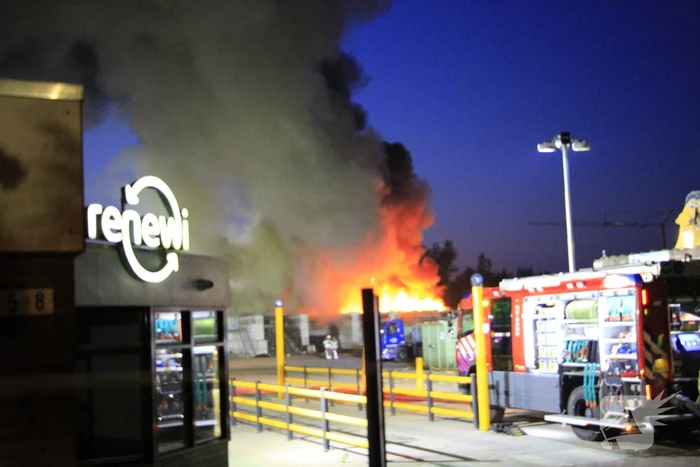 Industriebrand bij bedrijfspand opgeschaald naar middelbrand