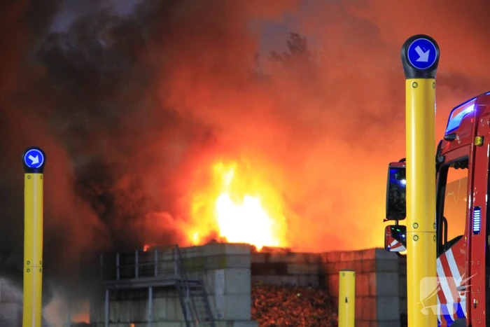 Industriebrand bij bedrijfspand opgeschaald naar middelbrand