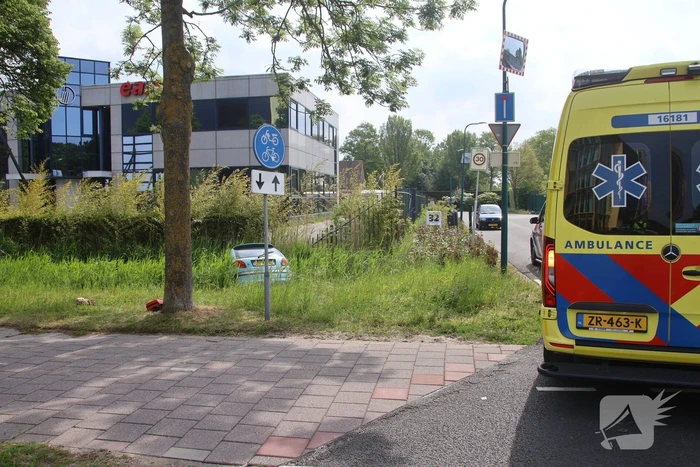 Omstanders halen inzittenden uit te water geraakt voertuig