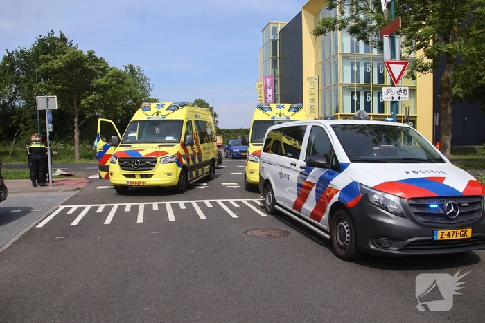 Omstanders halen inzittenden uit te water geraakt voertuig