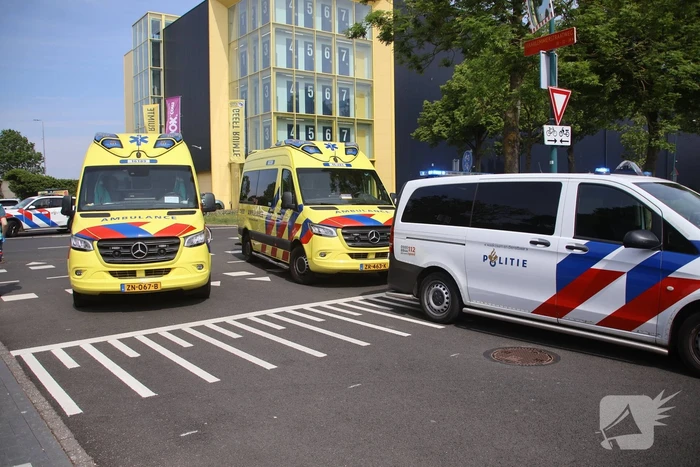 Omstanders halen inzittenden uit te water geraakt voertuig